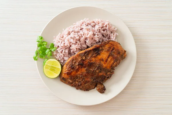 자메이카 음식을 곁들인 자메이카 찌르레기 — 스톡 사진
