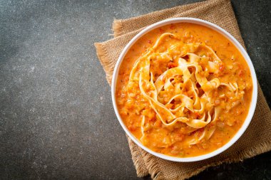kremalı domates soslu makarna ya da pembe sos.