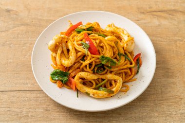 Kızarmış spagetti, tuzlanmış yumurta ve kalamar. Füzyon yemek stili.