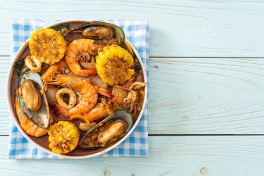 Baharatlı ızgara deniz ürünleri - karides, karides, midye ve mısır