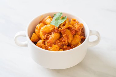 Domates soslu makarna ve kıymalı domuz eti, Amerikan usulü pirzola, Amerikan usulü gulaş.