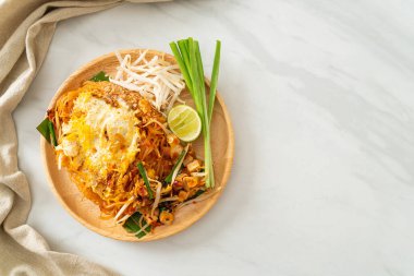 Pad Thai - Tayland usulü kızarmış erişte ve yumurta - Asya usulü