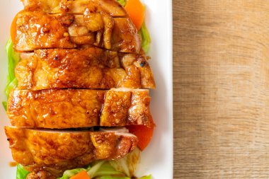 Teppanyaki teriyaki lahana ve havuçlu tavuk bifteği.