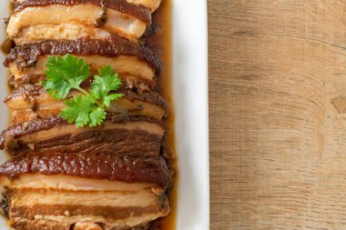 Mei Cai Kou Rou ya da Swatow Mustard Cubbage tarifli Buhar Göbekli Domuz eti - Çin yemeği tarzı