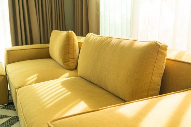 Oturma odasında boş altın hardal kanepesi