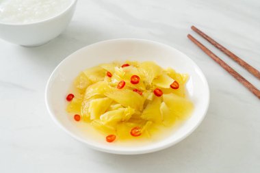 Baharatlı salata turşusu lahana ya da susam yağlı kereviz Asya yemeği tarzı.