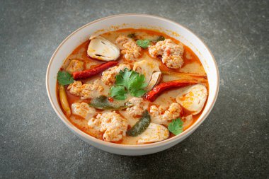 Mantarlı baharatlı domuz çorbası - Tom Yum - Asya usulü
