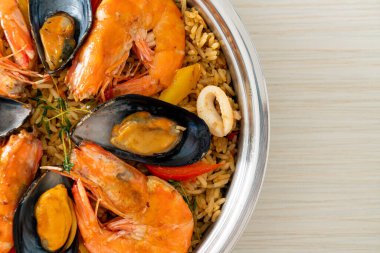 Karidesli deniz ürünleri, midye, safran pirinçli midye, İspanyol yemek tarzı.