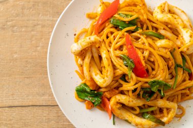 Kızarmış spagetti, tuzlanmış yumurta ve kalamar. Füzyon yemek stili.