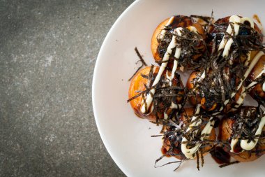 Takoyaki köftesi ya da ahtapot köftesi - Japon yemeği tarzı.