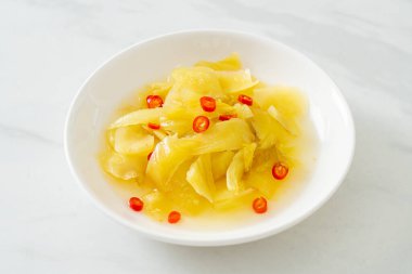 Baharatlı salata turşusu lahana ya da susam yağlı kereviz Asya yemeği tarzı.