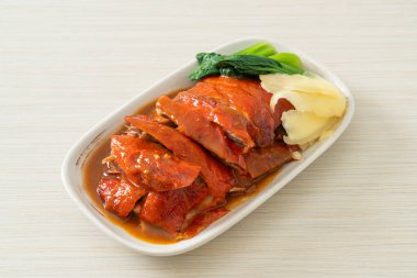 Pekin ördeği ya da ızgara kırmızı soslu kızarmış ördek Çin yemeği tarzı.