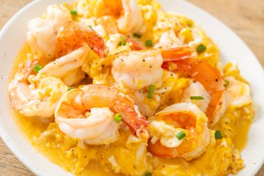 Karidesli ev yapımı kremalı omlet veya çırpılmış yumurta ve karides.