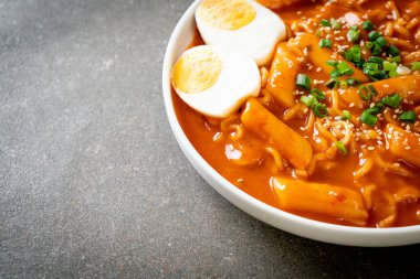 Kore hazır şehriyesi ve Kore baharatlı soslu Tteokbokki, Rabokki - Kore yemeği tarzı.