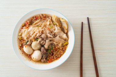 Baharatlı çorbada köfteli erişte mi yoksa Tom Asya usulü erişte mi?