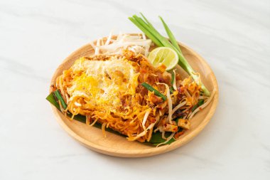 Pad Thai - Tayland usulü kızarmış erişte ve yumurta - Asya usulü