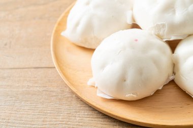 Tahta tabakta buğulanmış çörek Çin yemeği tarzı.