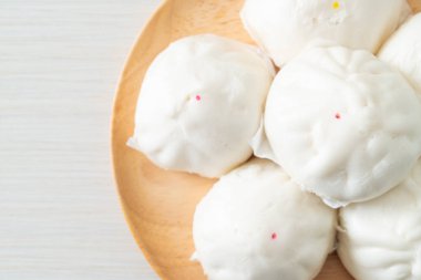 Tahta tabakta buğulanmış çörek Çin yemeği tarzı.