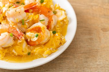 Karidesli ev yapımı kremalı omlet veya çırpılmış yumurta ve karides.