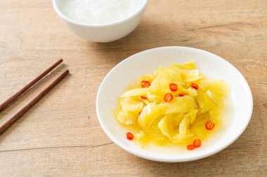 Baharatlı salata turşusu lahana ya da susam yağlı kereviz Asya yemeği tarzı.