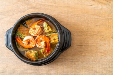 Karides ve sebze omletli Tamarind Paste 'den yapılmış ekşi çorba - Asya usulü.