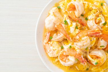 Karidesli ev yapımı kremalı omlet veya çırpılmış yumurta ve karides.