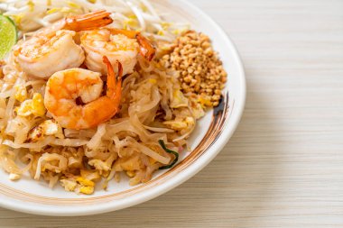 Karides ve lahanalı kızarmış şehriye ya da Pad Thai - Asya yemeği tarzı