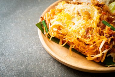 Pad Thai - Tayland usulü kızarmış erişte ve yumurta - Asya usulü