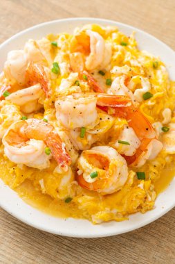 Karidesli ev yapımı kremalı omlet veya çırpılmış yumurta ve karides.