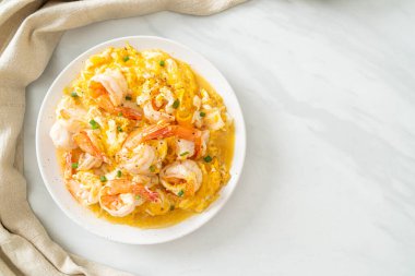 Karidesli ev yapımı kremalı omlet veya çırpılmış yumurta ve karides.