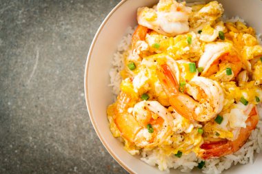 Ev yapımı kremalı omlet ve karides kasesi.