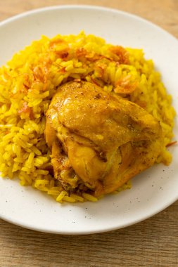 Biryani tavuğu veya körili pilav ve tavuk - Hint biryani 'sinin Tayland-Müslüman versiyonu, mis kokulu sarı pirinç ve tavuk - Müslüman yemek tarzı