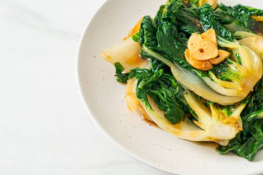 bebek Çin lahanası istiridye soslu ve sarımsaklı - Asya yemeği tarzı