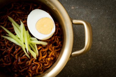 Kore fasulye soslu Anında Erişte salatalık ve haşlanmış yumurta (Jajangmyeon veya Jjajangmyeon) - Kore yemek tarzı