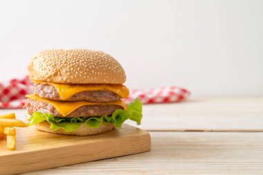 Domuz burger veya peynirli domuz burger ve patates kızartması.