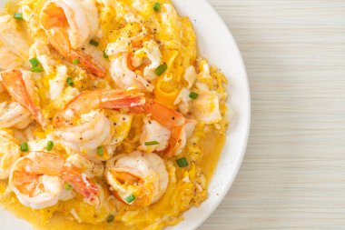 Karidesli ev yapımı kremalı omlet veya çırpılmış yumurta ve karides.