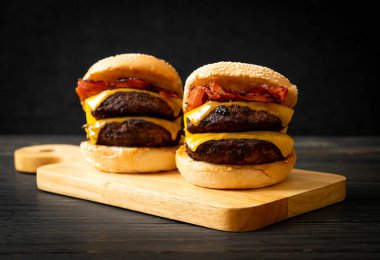 Peynir ve pastırmalı hamburger veya sığır burger - sağlıksız yemek tarzı.