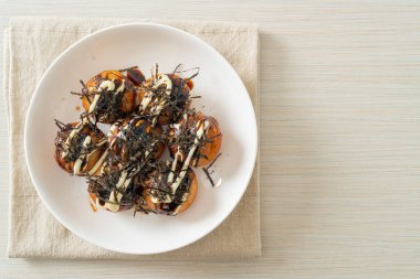Takoyaki köftesi ya da ahtapot köftesi - Japon yemeği tarzı.