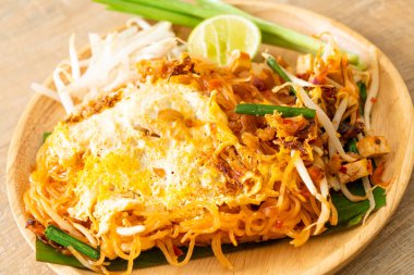 Pad Thai - Tayland usulü kızarmış erişte ve yumurta - Asya usulü