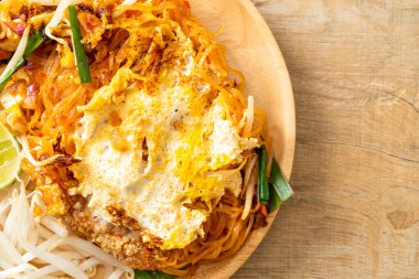 Pad Thai - Tayland usulü kızarmış erişte ve yumurta - Asya usulü