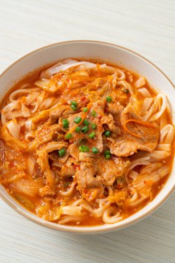 Kore udon eriştesi ve kimchi çorbası, Asya usulü.