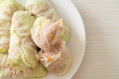 Çin lahanasına sarılı ev yapımı kıymalı domuz eti ya da haşlanmış lahana.