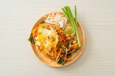 Pad Thai - Tayland usulü kızarmış erişte ve yumurta - Asya usulü