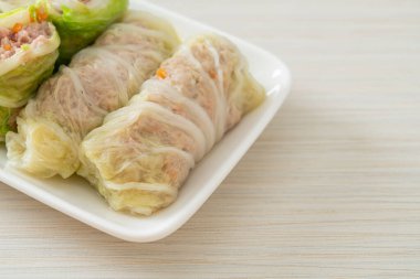 Çin lahanasına sarılı ev yapımı kıymalı domuz eti ya da haşlanmış lahana.