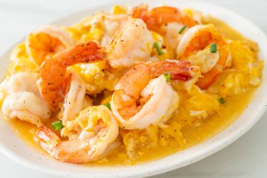 Karidesli ev yapımı kremalı omlet veya çırpılmış yumurta ve karides.