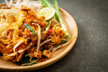 Pad Thai - Tayland usulü kızarmış erişte ve yumurta - Asya usulü