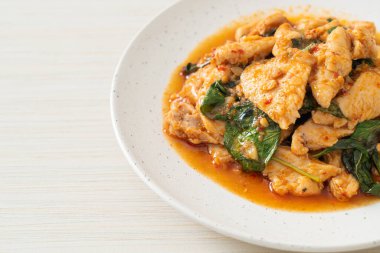 Kızarmış tavuğu acı biber ezmesi ya da biber ezmesi ile karıştırmak - Asya yemeği tarzı