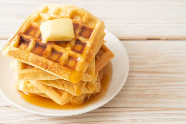 Zelfgemaakte Wafelstapel Met Boter Honing Ahornsiroop — Stockfoto