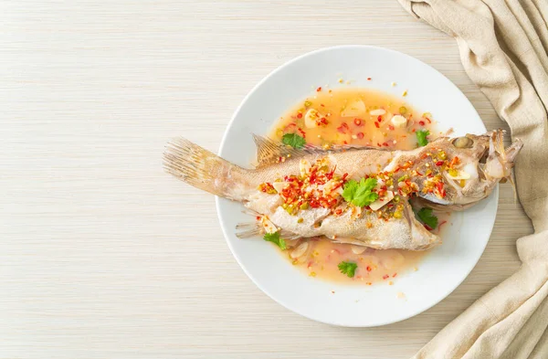 Pescado Mero Vapor Con Limón Chiles Estilo Comida Asiática — Foto de Stock