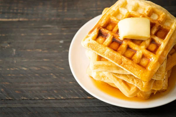 Hausgemachte Waffelstapel Mit Butter Und Honig Oder Ahornsirup — Stockfoto